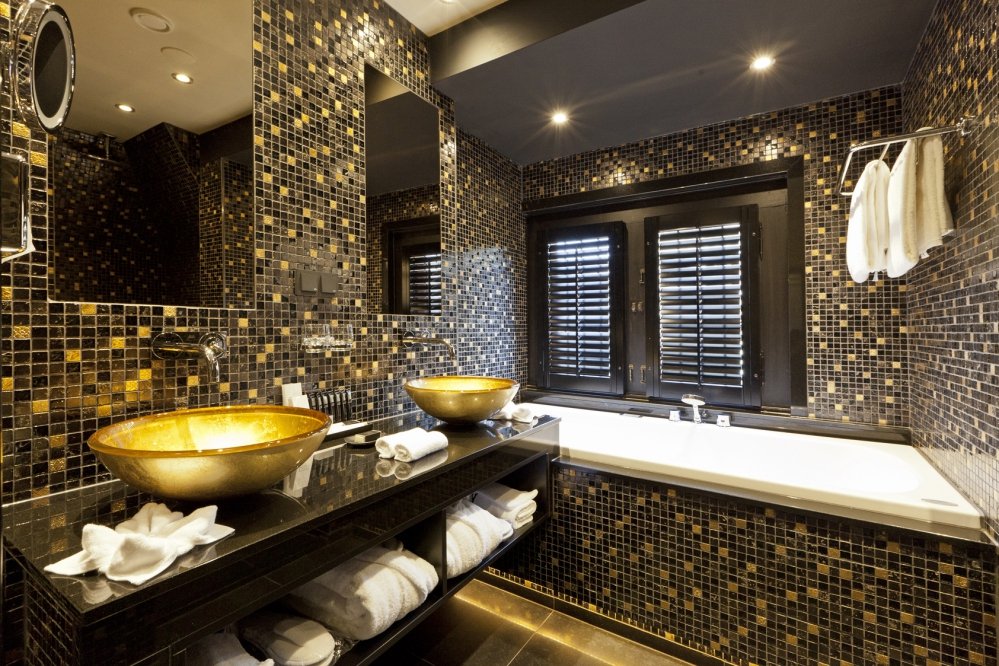 Modern bathroom with jacuzzi