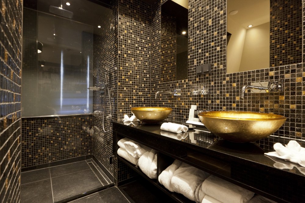 Elegant bathroom with a touch of gold