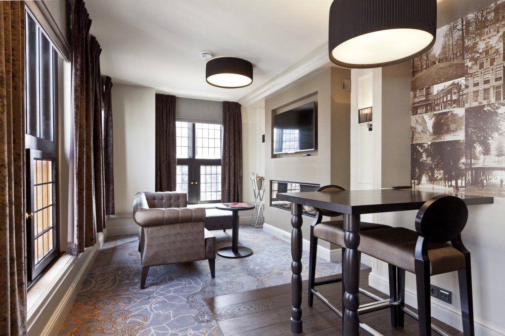 Corner room with a view of the Dagelijkse Groenmarkt