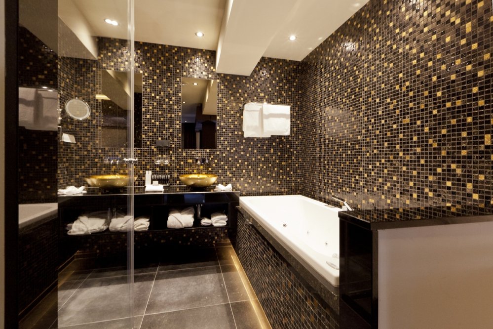 Jacuzzi, double sink, and rain shower