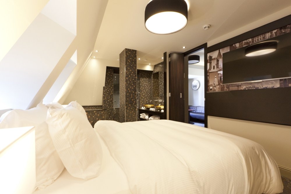 Slaapkamer en open badkamer overgang