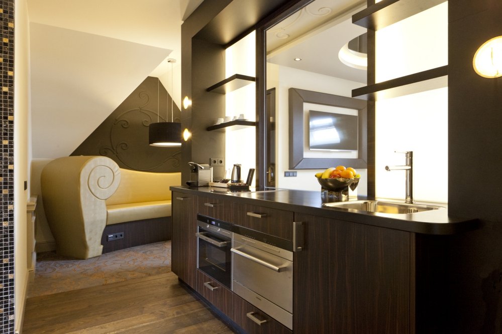 Kitchenette met oven en afwasmachine