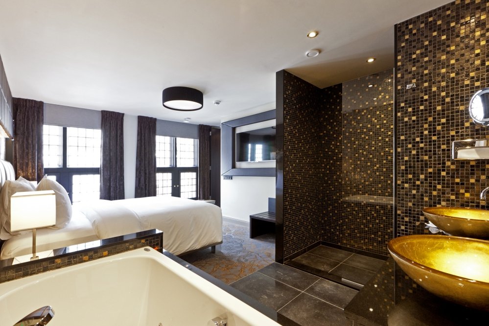 Luxe slaapkamer met open badkamer