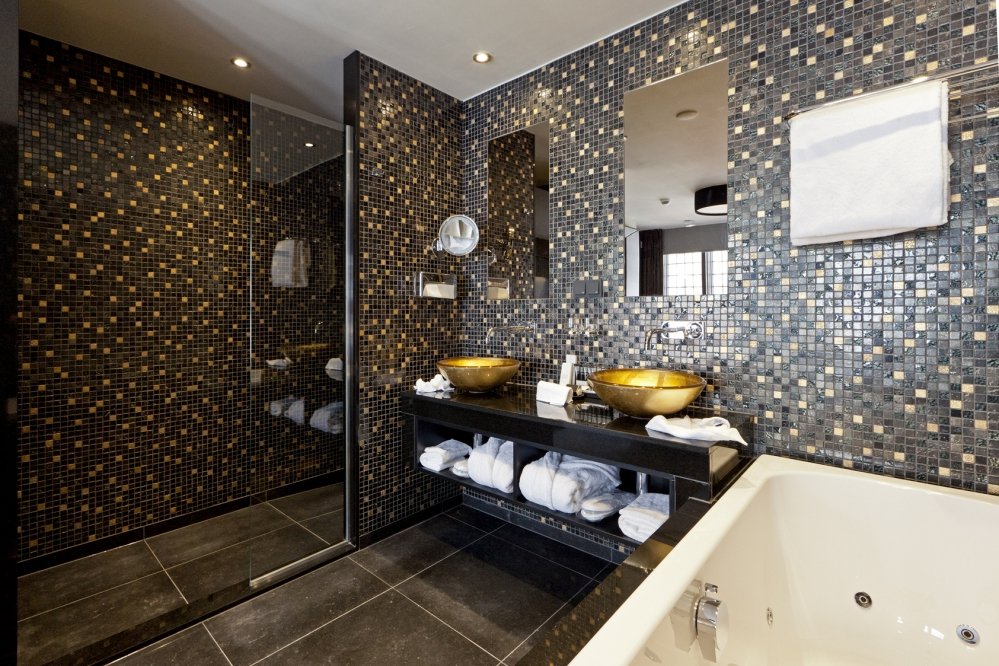 Luxe badkamer met jacuzzi