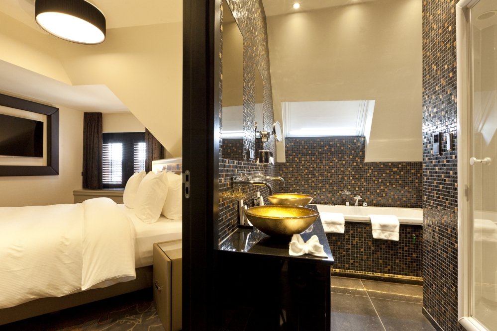 Tweepersoons slaapkamer en badkamer