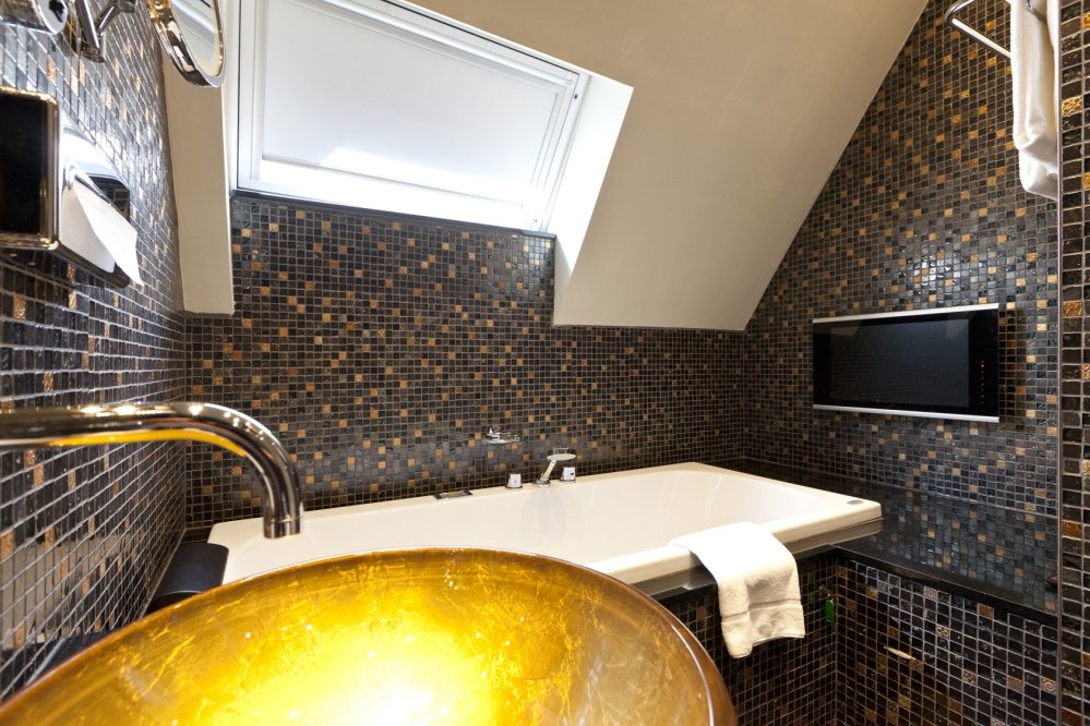 De badkamer heeft een jacuzzi en douchecabine met muziek