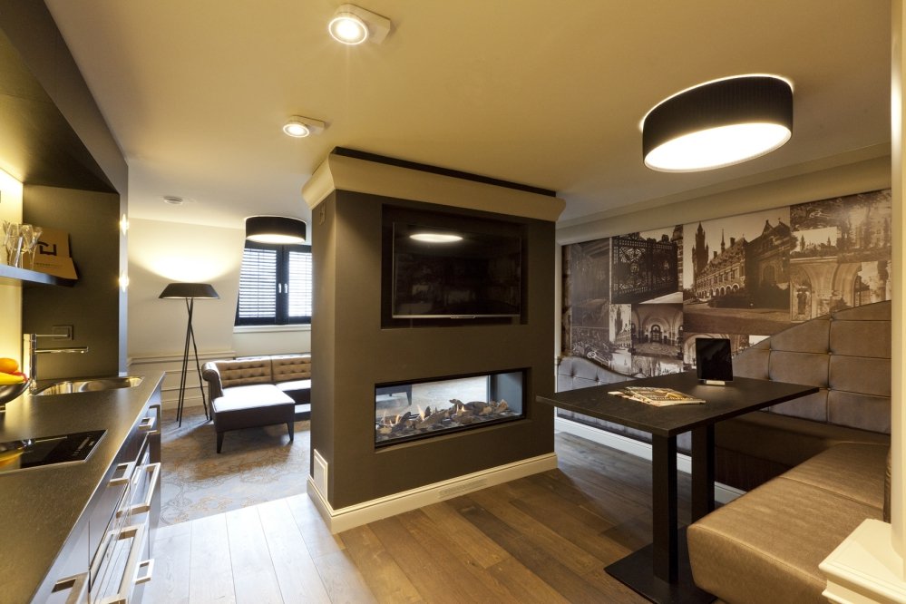 Een grote eethoek met flatscreen TV